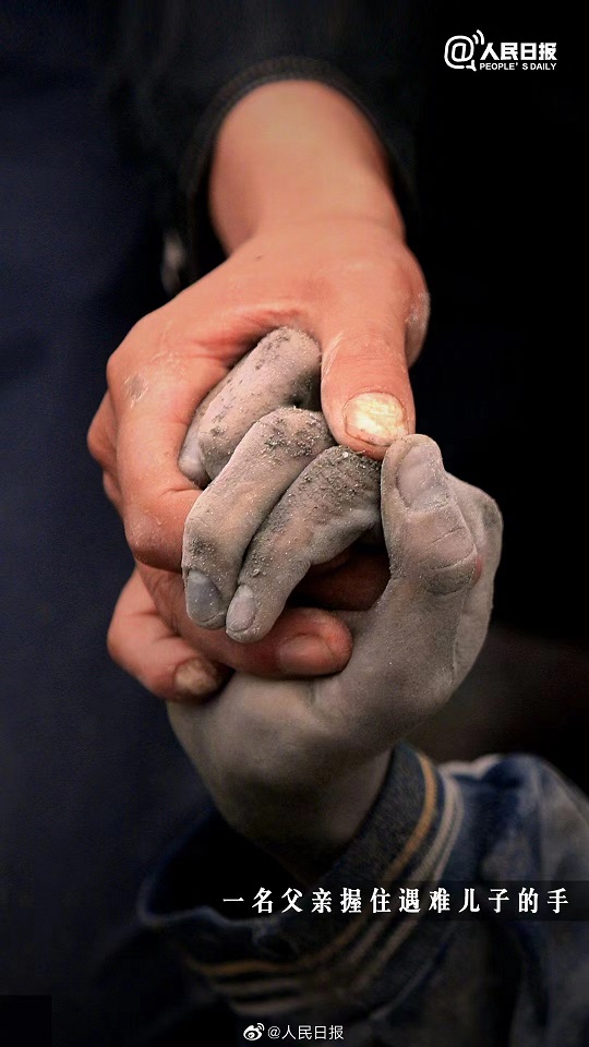 5·12汶川地震：一名父亲握住遇难儿子的手
