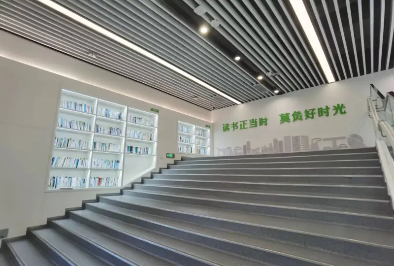 海口龙华区图书馆阶梯阅览区